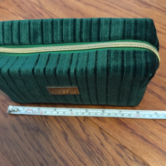 NWT Mario Badescu makeup bag green velvet texture stripe - Picture 7 of 9